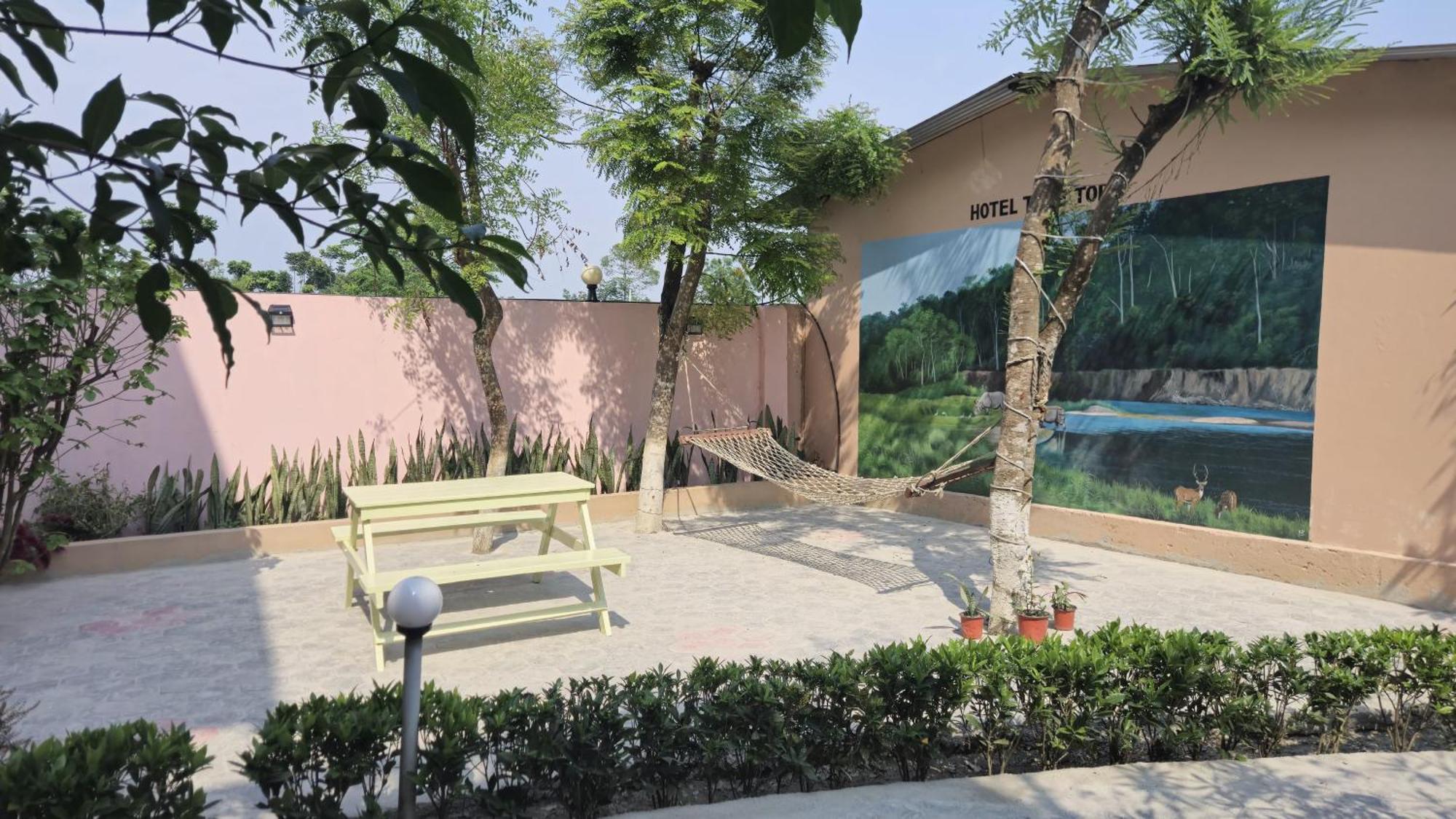 Hotel Tree Tops Sauraha Εξωτερικό φωτογραφία